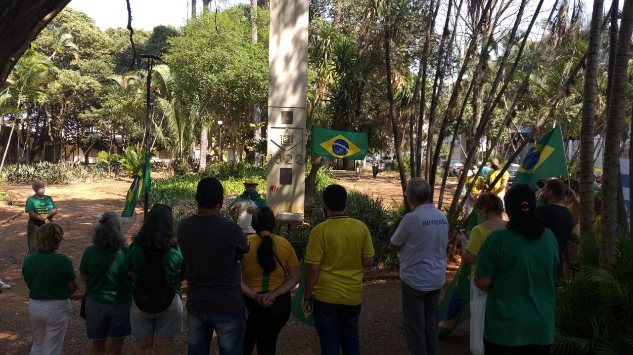 Foto 5 de 31 — Manifestantes fazem ato pró-Bolsonaro na Praça da Independência; veja imagens